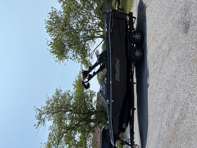 2025 Malibu 23 LSV  Icon